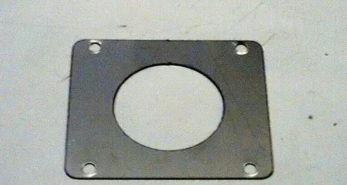 Metallischer Flansch mit quadratischer Grundform und rundem Loch in der Mitte, vier Befestigungslöchern in den Ecken, von der Marke Brötje.