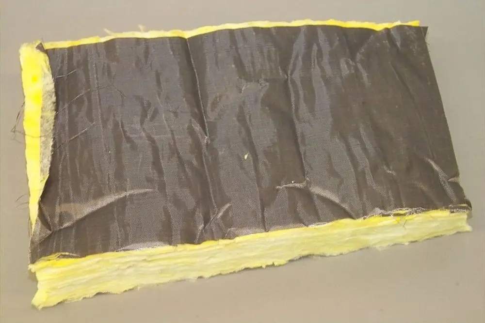 Isoliermatte mit gelber und schwarzer Oberfläche, die für Dämmungszwecke verwendet wird. Aussehen deutet auf Produkte von Brötje hin.