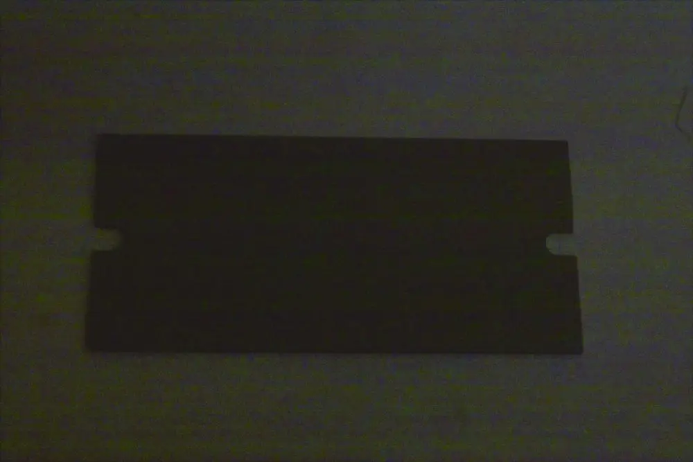 Schwarzer Reinigungsdeckel von Brötje auf hellem Untergrund, rechteckig mit zwei Ausschnitten an den Seiten.