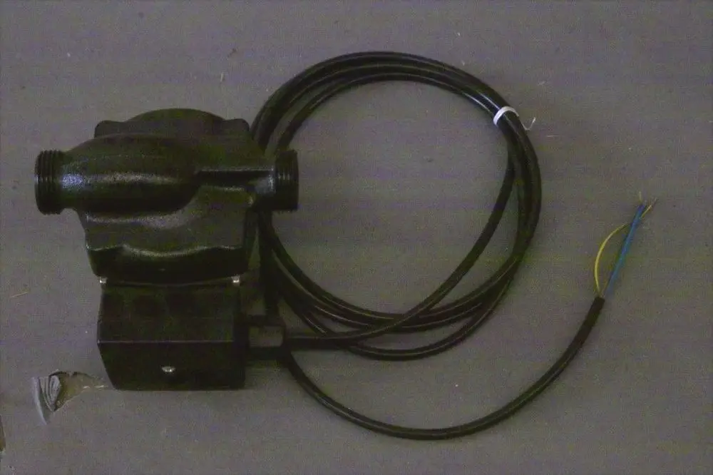 Brötje Heizungspumpe mit zwei Anschlüssen und elektrischem Kabel, zur Verwendung in Heizungsanlagen, auf grauem Untergrund abgebildet.