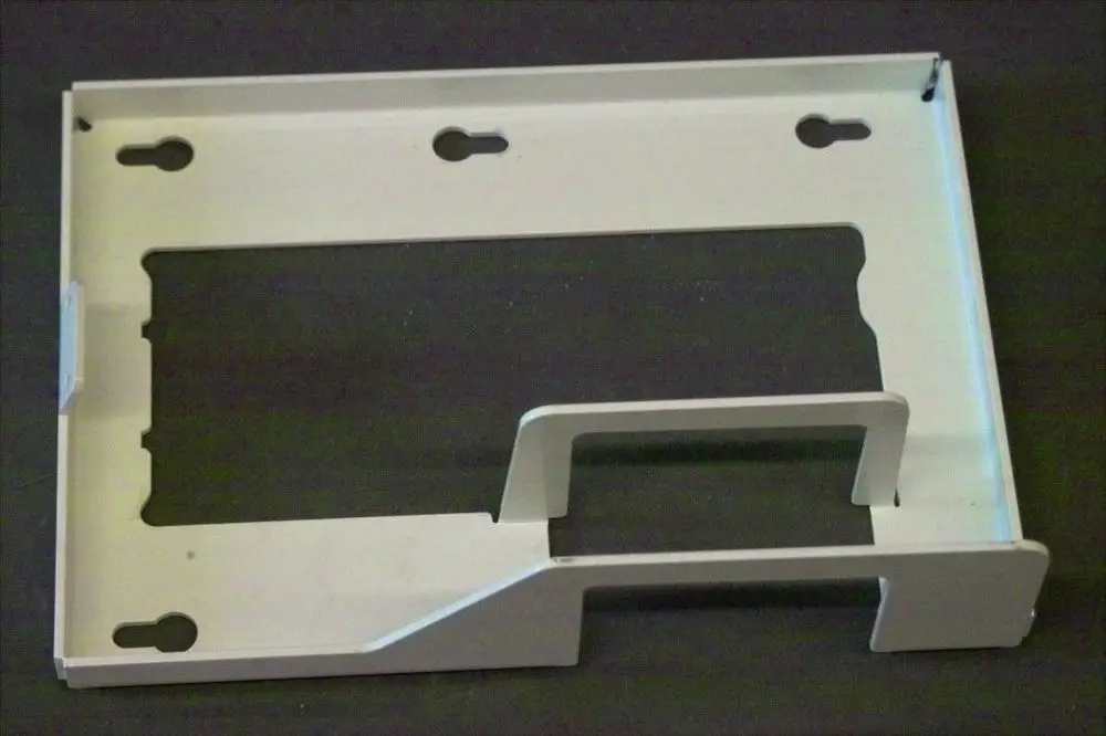 Weißer Metallrahmen mit Aussparungen und Stütze, möglicherweise für die Montage eines Siphons. Brötje-Design.