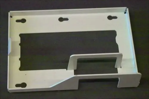 Weißer Metallrahmen mit Aussparungen und Stütze, möglicherweise für die Montage eines Siphons. Brötje-Design.