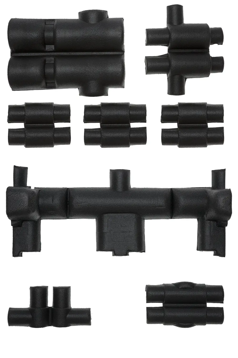 Diverse schwarze Isolierformteile von Brötje, in unterschiedlichen Größen und Formen angeordnet, zur Verwendung in Heizungsanwendungen.