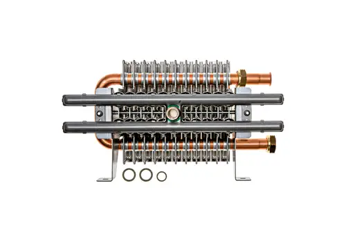 Brötje Heizkörper mit Kupferrohren und Aluminiumrippen, montiert auf einer Halterung, mit mehreren O-Ringen im Vordergrund.