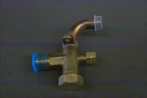 Brötje Absperrventil in Metall mit gebogenem Auslass, seitlichem Anschluss und blauer Kunststoffabdeckung.