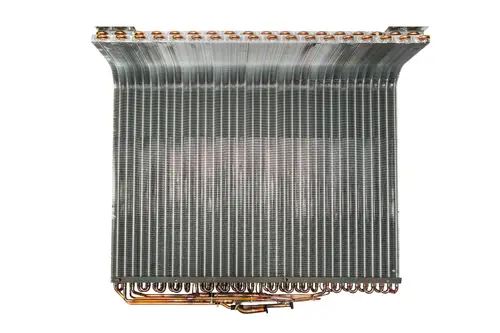 Brötje Verdampfer/Kondensator mit mehreren Kupferrohren und lamellenförmigen Kühlrippen, sichtbar auf einer metallischen Oberfläche.