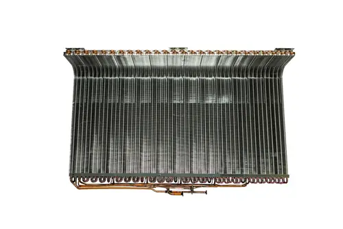 Brötje Verdampfer/Kondensator mit metallischer Oberfläche und geripptem Design, geeignet für Heizungsanwendungen. Leitungen sind an der Unterseite erkennbar.