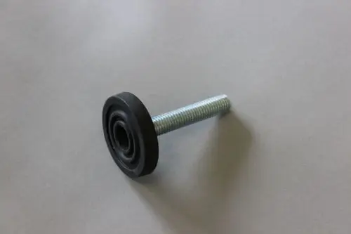 Schwarzer Gummifuß mit Schraube, Teil von Brötje Produkten. Der Fuß hat eine runde Form und dient der Stabilisierung, montiert an einer Gewindestange.