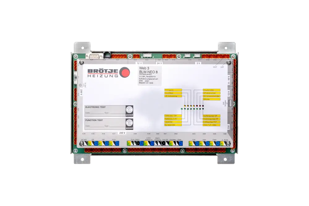 Brötje Steuerungsmodul mit verschiedenen Anschlüssen und  LED-Anzeigen zur Funktionstest und Elektronikprüfung auf der Oberfläche.