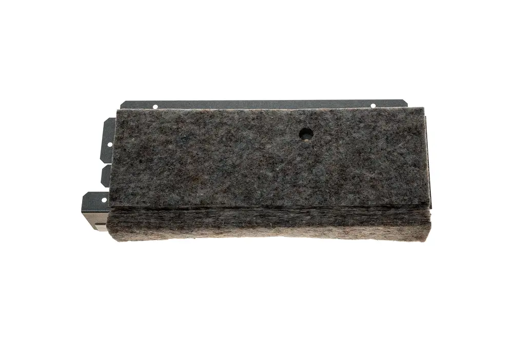 Brötje-Kompressor-Seitenwand in rechteckiger Form, mit einer dichten, grauen Dämmung oben und einer metallischen Rückseite. Die Montagebohrungen sind sichtbar.
