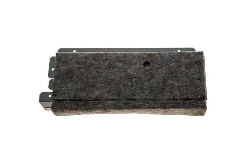 Brötje-Kompressor-Seitenwand in rechteckiger Form, mit einer dichten, grauen Dämmung oben und einer metallischen Rückseite. Die Montagebohrungen sind sichtbar.