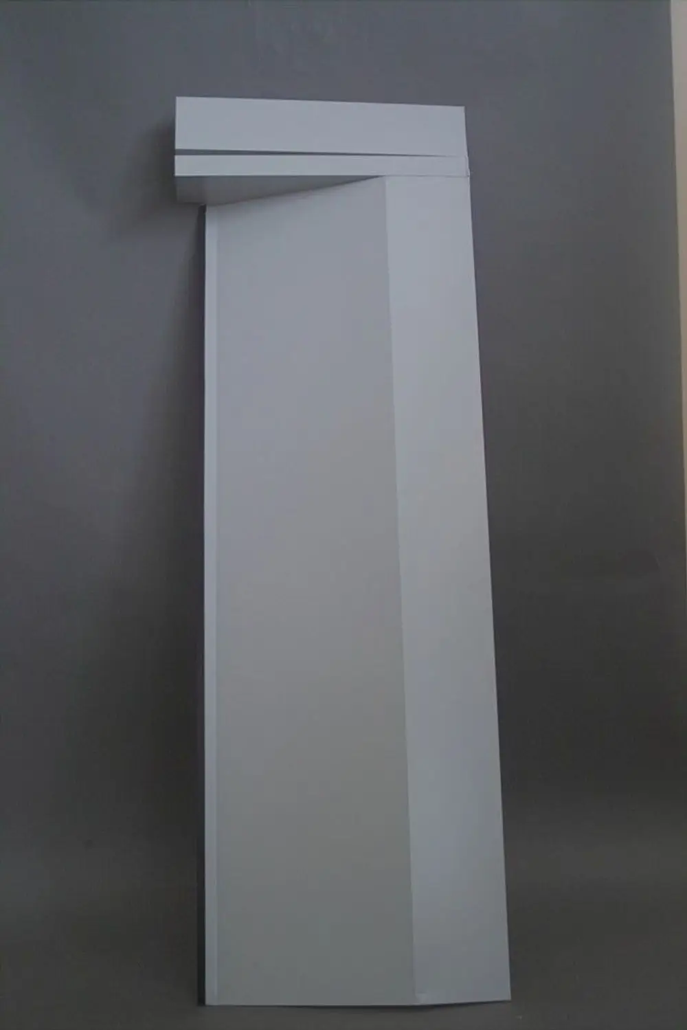 Weißes, vertikales Blech mit einer schmalen Oberkante, geeignet für die Montage. Sichtbare Kante und klare Linienstruktur. Brötje Produkt, aus Metall gefertigt.