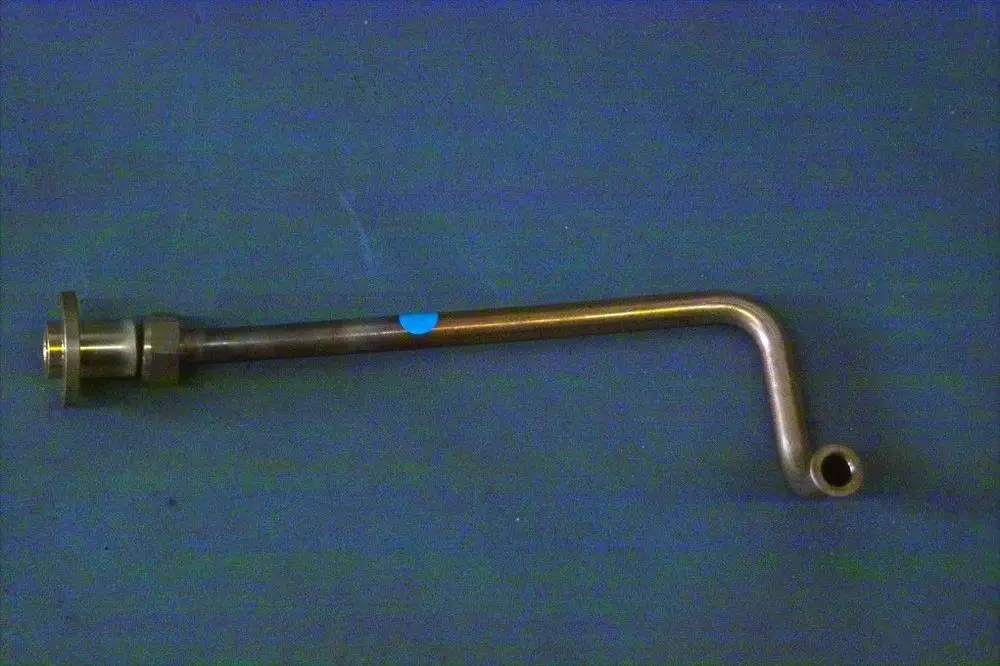 Brötje Entlüftungsleitung in gebogener Form mit einer Anschlussseite und einer offenen Seite, auf blauem Untergrund.