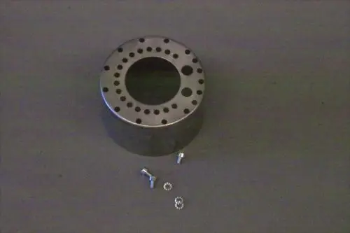 Metallene Stauscheibe mit kreisförmigem Loch in der Mitte und mehreren kleinen Bohrungen im Randbereich, begleitet von zwei Schrauben und einem Unterlegring, geeignet für Brötje-Produkte.