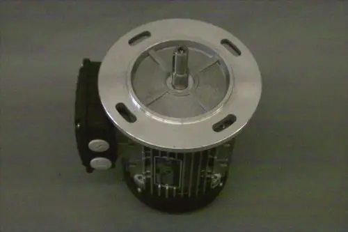Brötje Motor mit runder, metallischer Oberflächenplatte und einem hervorstehenden Antriebszahnrad, seitlich montiert ein schwarzes Gehäuse mit zwei Druckknöpfen.