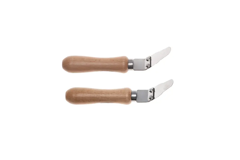 Zwei Reinigungswerkzeuge mit Holzgriffen und Edelstahlklingen, verwendet für Reinigungsaufgaben. Brötje-Werkzeuge für präzise Reinigung.