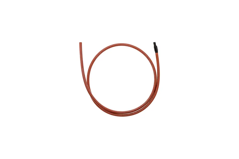 Brötje-Zündleitung, flexibles Kabel in roter Farbe, leicht gebogen, mit einem schwarzen Stecker am Ende, auf hellem Hintergrund.