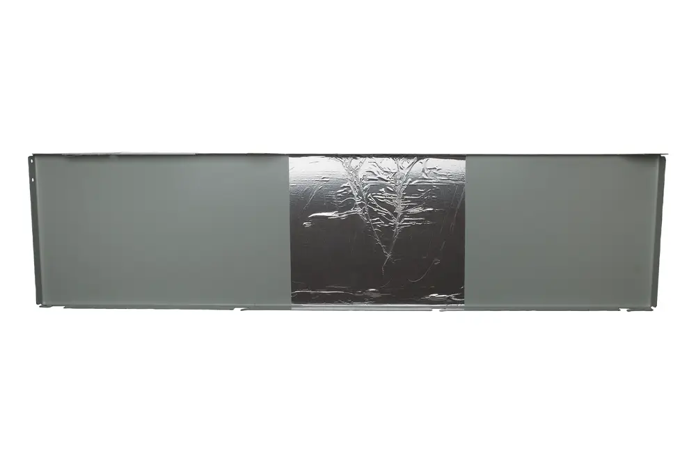 Seitenverkleidung für Heizungsgerät von Brötje, graue Metalloberfläche mit einer mittleren Aluminium-Einlage.