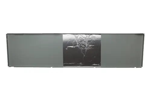 Seitenverkleidung für Heizungsgerät von Brötje, graue Metalloberfläche mit einer mittleren Aluminium-Einlage.