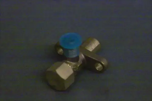 Brötje Absperrventil mit zwei Anschlüssen und einem blauen Kunststoffkopf, positioniert auf einem dunklen Hintergrund.
