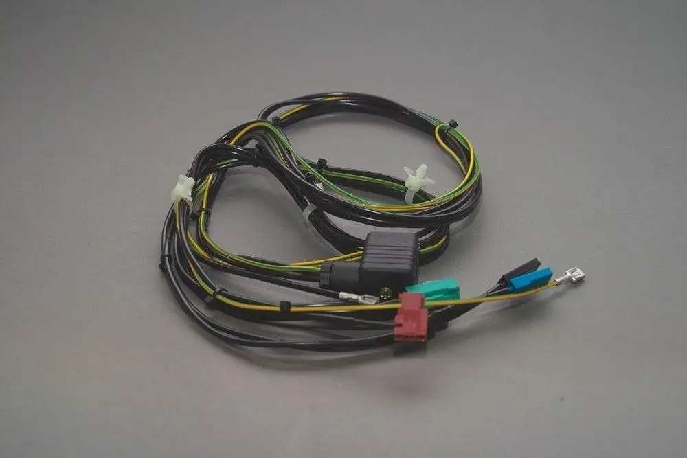Brötje Kabelbaum mit mehreren Anschlusskabeln in verschiedenen Farben. Der Kabelbaum enthält Stecker und Verbindungen für die Installation eines Geräts.
