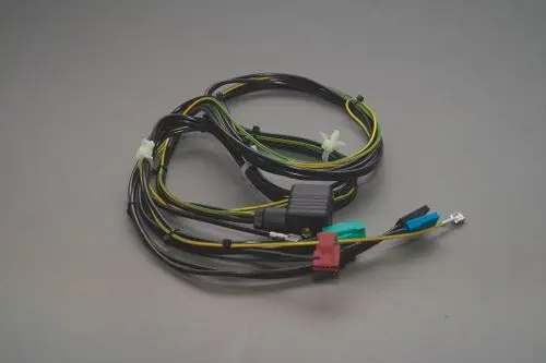 Brötje Kabelbaum mit mehreren Anschlusskabeln in verschiedenen Farben. Der Kabelbaum enthält Stecker und Verbindungen für die Installation eines Geräts.