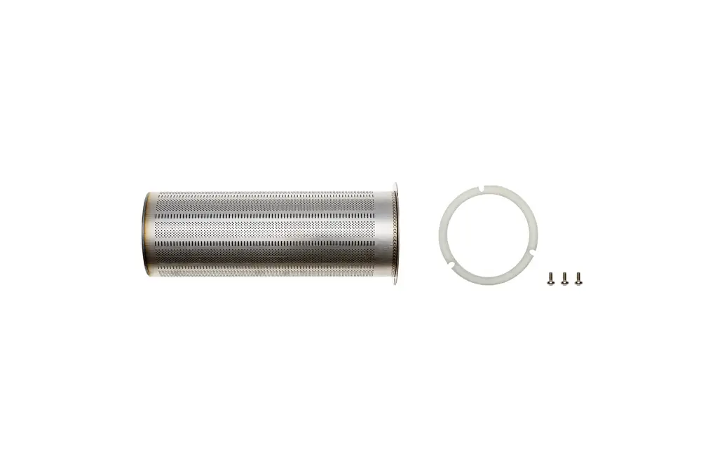 Edelstahl Brennerrohr von Brötje, zylindrische Form mit perforierter Oberfläche, daneben eine Halterung und Schrauben.