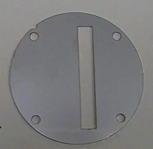 Runde, metallische Abdeckung mit einem Schlitz und mehreren Bohrlöchern. Produkt von Brötje, geeignet für technische Anwendungen.