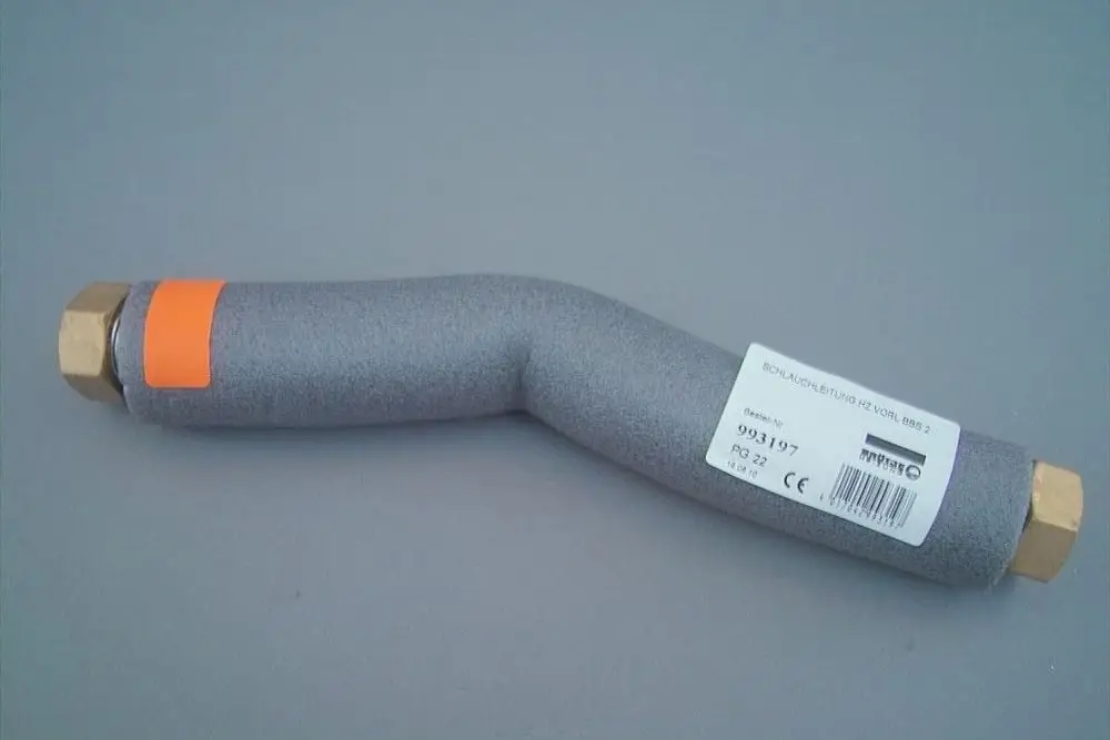 Graue Schlauchleitung mit einem abgewinkelten Design und zwei metallischen Anschlüssen an den Enden. Hersteller ist Brötje, deutlich auf dem Etikett zu erkennen.