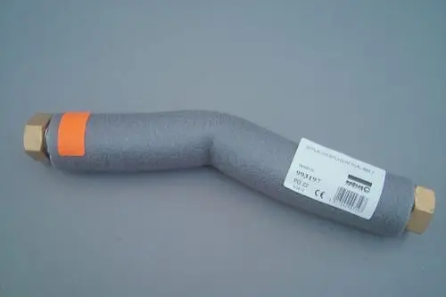 Graue Schlauchleitung mit einem abgewinkelten Design und zwei metallischen Anschlüssen an den Enden. Hersteller ist Brötje, deutlich auf dem Etikett zu erkennen.