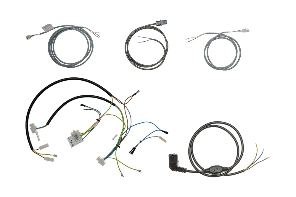 Kabelbaum von Brötje mit mehreren Leitungen und Steckverbindungen, erkennbar durch verschiedene Farbcodierungen und Anschlüsse für elektrische Anwendungen.
