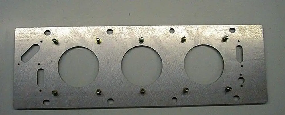 Aluminiumplatte mit drei runden Ausschnitten und mehreren Gewindelöchern, möglicherweise Teil eines Brötje Heizsystems.
