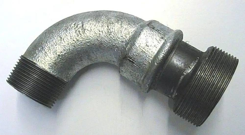 Brötje Rücklaufrohr mit einem gebogenen Abschnitt und Gewindeanschlüssen an beiden Enden, in metallischer Oberfläche.