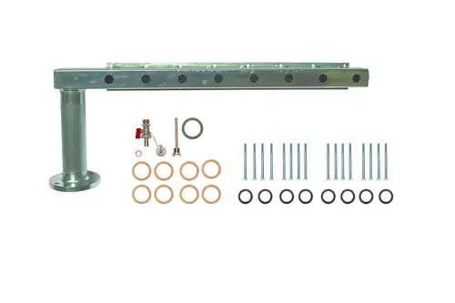 Vorlaufsystem von Brötje mit einem langen, metallenen Verteiler, verbunden mit verschiedenen Dichtungen, Schrauben und Anschlusszubehör.