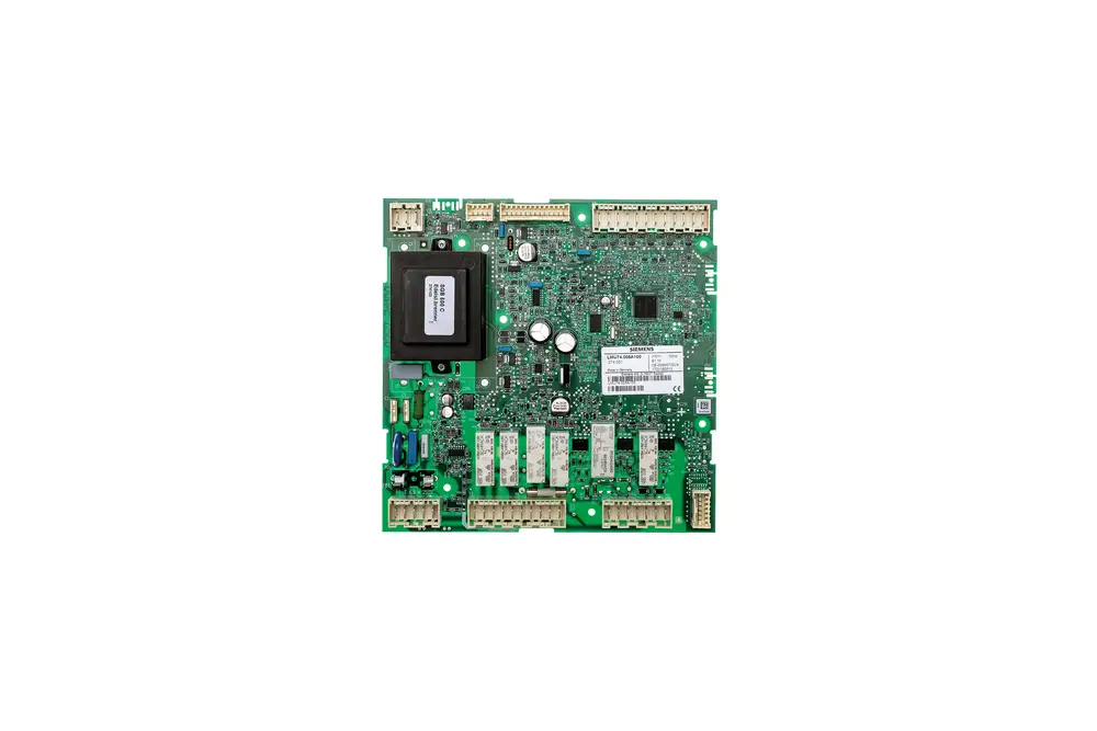Grüne Steuerplatine von Brötje mit einem großen Mikrochip in der Mitte und mehreren Anschlussleisten sowie verschiedenen elektronischen Komponenten für die zentrale Steuerung.