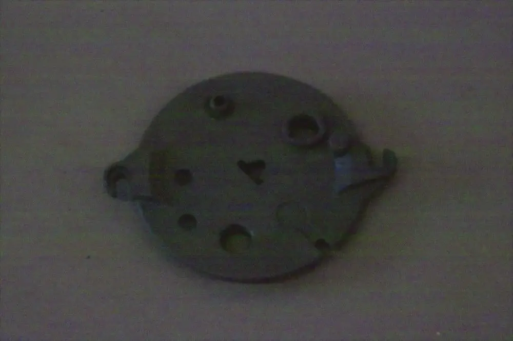 Runder Luftkanaldeckel von Brötje mit verschiedenen Öffnungen und Aussparungen, auf einer neutralen Unterlage dargestellt.