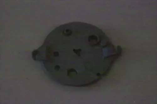 Runder Luftkanaldeckel von Brötje mit verschiedenen Öffnungen und Aussparungen, auf einer neutralen Unterlage dargestellt.