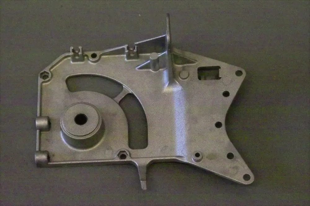 Halter von Brötje, metallisch, mit verschiedenen Ausschnitten und Bohrungen, geeignet für Montagezwecke.