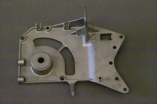 Halter von Brötje, metallisch, mit verschiedenen Ausschnitten und Bohrungen, geeignet für Montagezwecke.