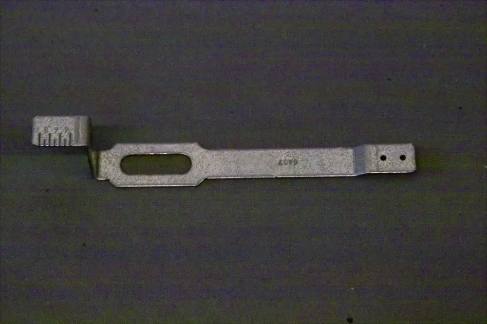 Metallischer Halter von Brötje mit einer gezahnten Kante auf der einen Seite und einer Öffnung in der Mitte, geeignet zur Befestigung oder Montage.