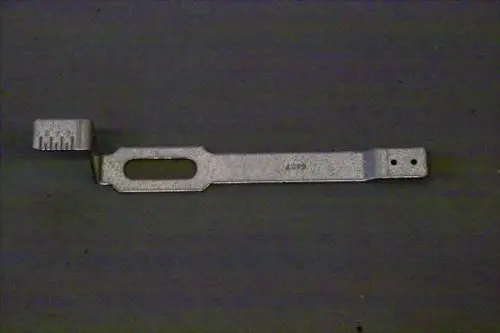 Metallischer Halter von Brötje mit einer gezahnten Kante auf der einen Seite und einer Öffnung in der Mitte, geeignet zur Befestigung oder Montage.