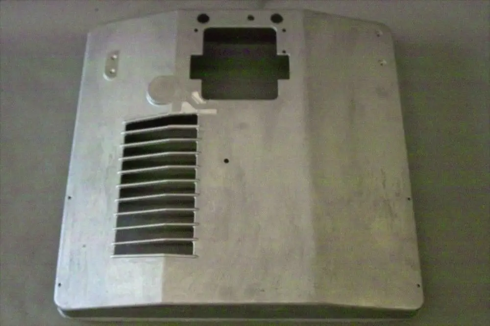 Metallisches Flächenbauteil mit Lüftungsschlitzen und Aussparungen, möglicherweise Teil eines Brötje Heizungssystems.