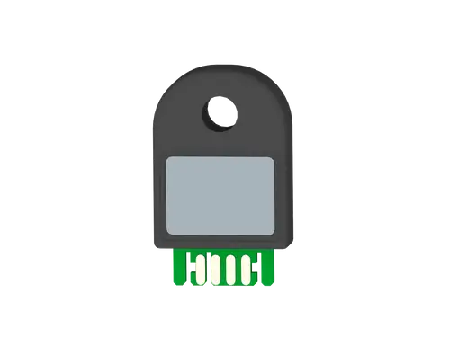 USB-Stick in schwarzer Hülle mit grünem Anschluss, gestaltet von Brötje. Oben befindet sich ein Loch zur Befestigung oder zum Aufhängen.