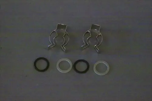Zwei metallische Clips und drei Gummi-O-Ringe in unterschiedlichen Farben, möglicherweise für die Installation von Brötje-Produkten.