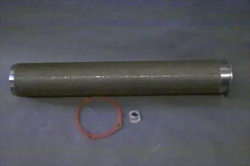 Brötje Brennerrohr in zylindrischer Form, ausgekleidet mit einem Gittermuster. Zusätzlich sind Dichtungsring und eine kleine Metallplatte zu sehen.