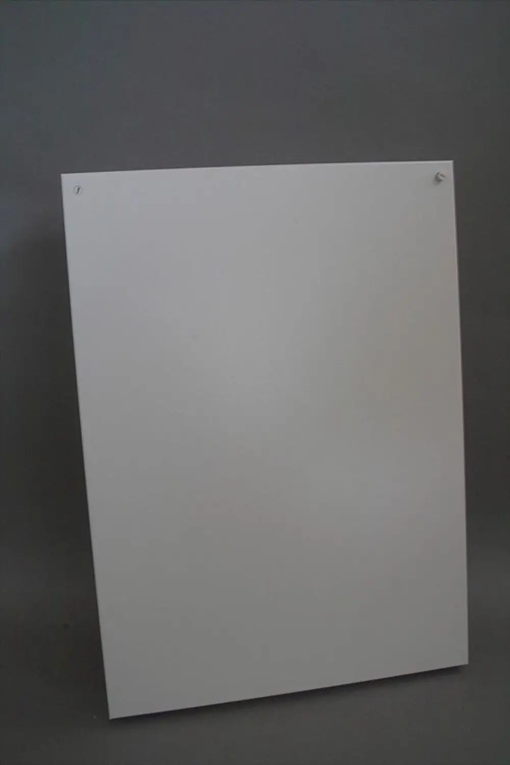 weiße Verkleidung, geeignet für die Verwendung mit Brötje Heizsystemen, montiert an einer Wand, mit zwei Befestigungslöchern oben.