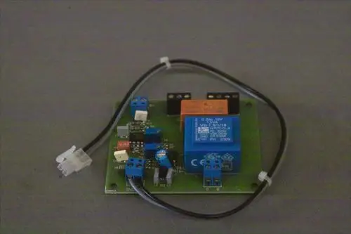 Gedruckte Leiterplatte mit mehreren Anschlussklemmen und Relais, die für Brötje-Produkte verwendet werden kann. Komponenten an der Platine sind gut erkennbar.