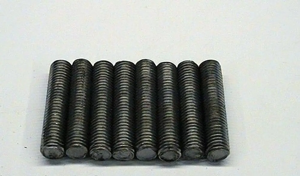 Reihe von metallischen Auflageschienen in gleichmäßiger Anordnung. Die Schienen sind leicht glänzend und quadratisch, geeignet für verschiedene Anwendungen, inklusive Brötje Produkte.