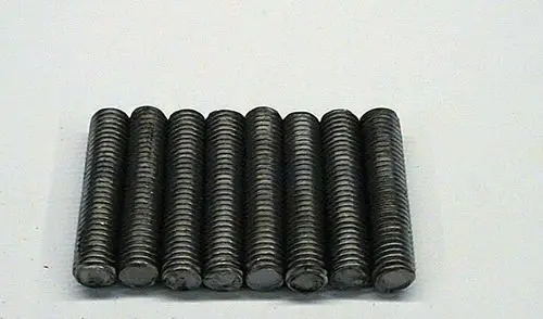 Reihe von metallischen Auflageschienen in gleichmäßiger Anordnung. Die Schienen sind leicht glänzend und quadratisch, geeignet für verschiedene Anwendungen, inklusive Brötje Produkte.