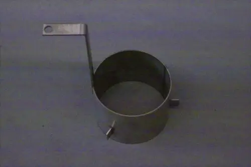 Metallischer Schieber mit Rundkörper und seitlichem Halter, möglicherweise für die Nutzung in Heizungs- oder Belüftungssystemen. Produkt von Brötje.